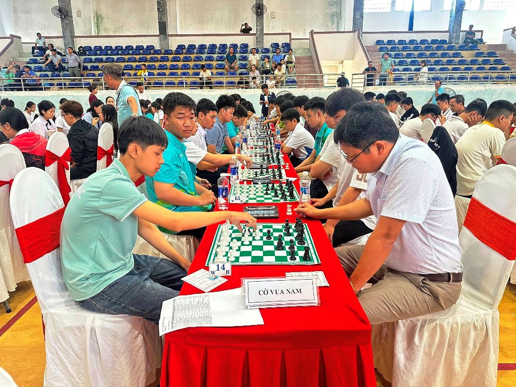 Các vận động viên tập trung thi đấu, thể hiện tinh thần quyết tâm và chiến thuật tại giải.